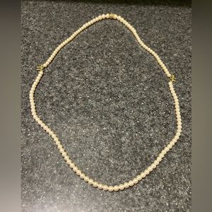 Women’s pearl-like necklace